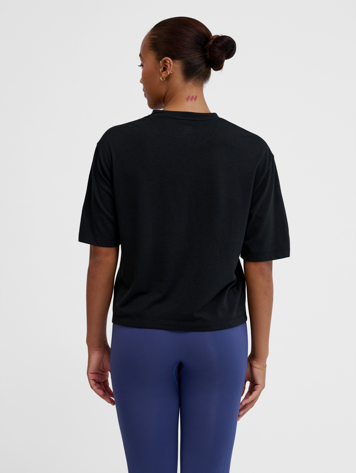 hmlMT VANJA BOXY SHORT T-SHIRT, BLACK, model