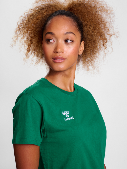 hmlGO 2.0 T-SHIRT S/S WOMAN, EVERGREEN, model