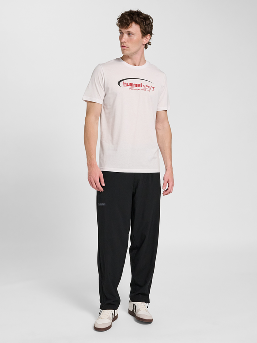 hmlPULSE GRAPHIC T-SHIRT S/S, WHITE/RED, model