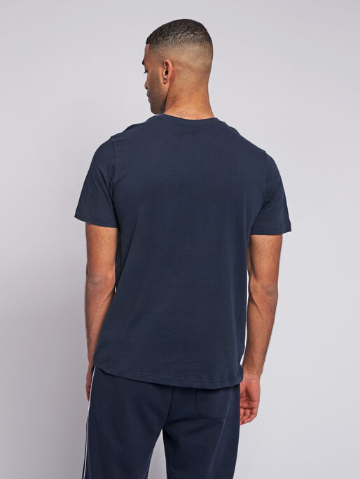 hmlVALTER T-SHIRT S/S, BLACK IRIS, model