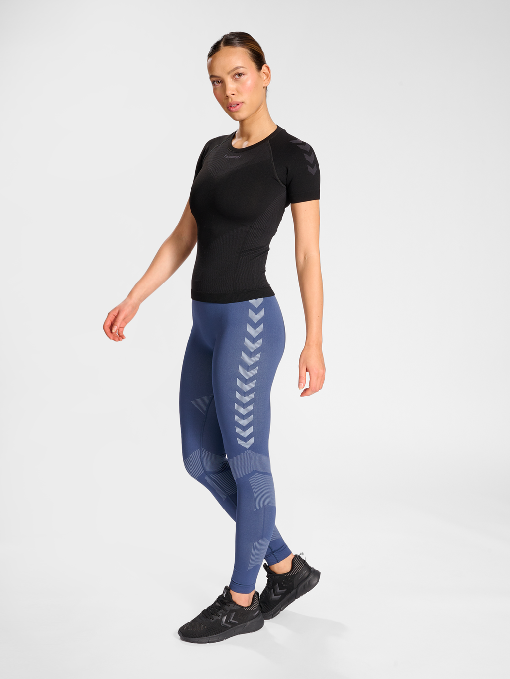 HUMMEL FIRST SEAMLESS JERSEY S/S W, BLACK/OBSIDIAN, model