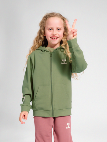 hmlTRECE ZIP HOODIE, OIL GREEN, model