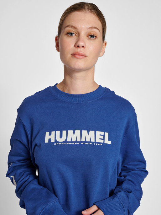 hmlLEGACY SWEATSHIRT, MAZARINE BLUE, model