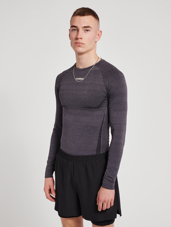 hmlTE MIKE SEAMLESS T-SHIRT L/S, BLACK, model