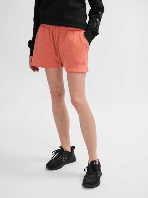 hmlLEGACY WOMAN SHORTS, APRICOT BRANDY, model