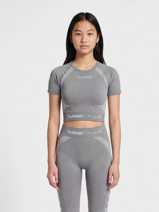 hmlSI SEAMLESS T-SHIRT S/S, FROST GRAY, model