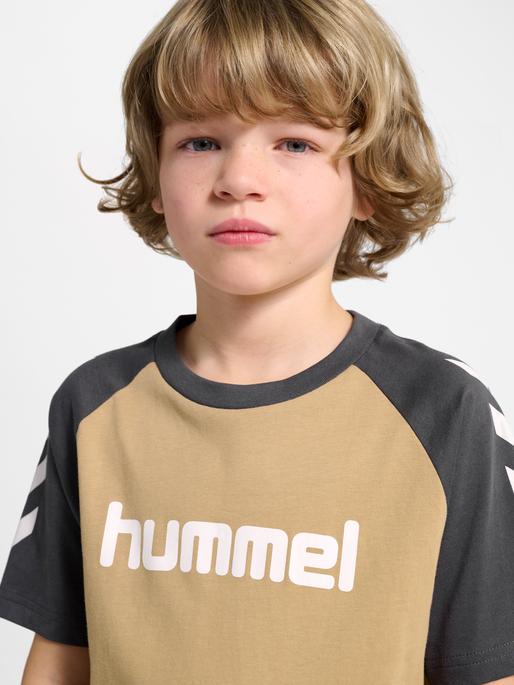 hmlJR LOGO T-SHIRT S/S, CORNSTALK, model