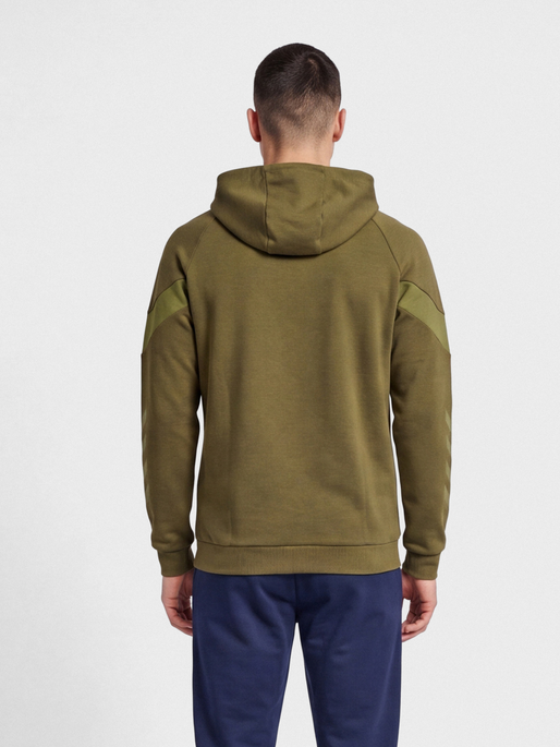 hmlTRAVEL SWEAT HOODIE, MILITARY OLIVE, model