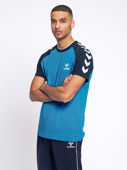 hmlMARK T-SHIRT S/S, BLUE ASTER, model