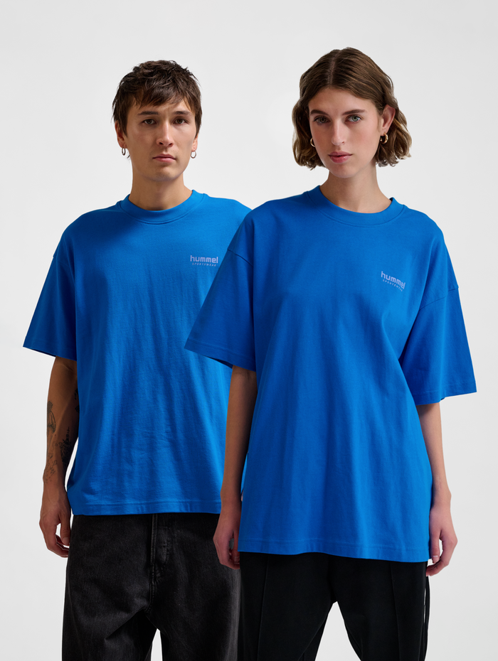 hmlLOOSE T-SHIRT S/S BEES STADIUM, SKYDIVER, model