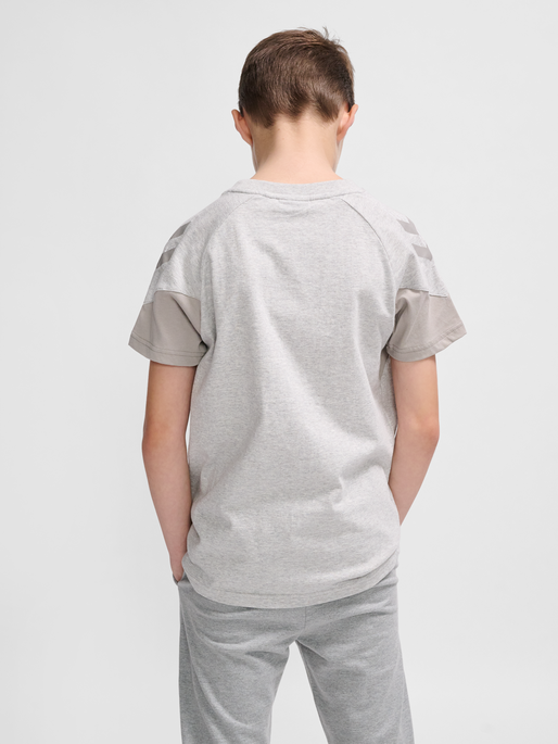 hmlTRAVEL T-SHIRT S/S KIDS, LIGHT GREY MELANGE, model