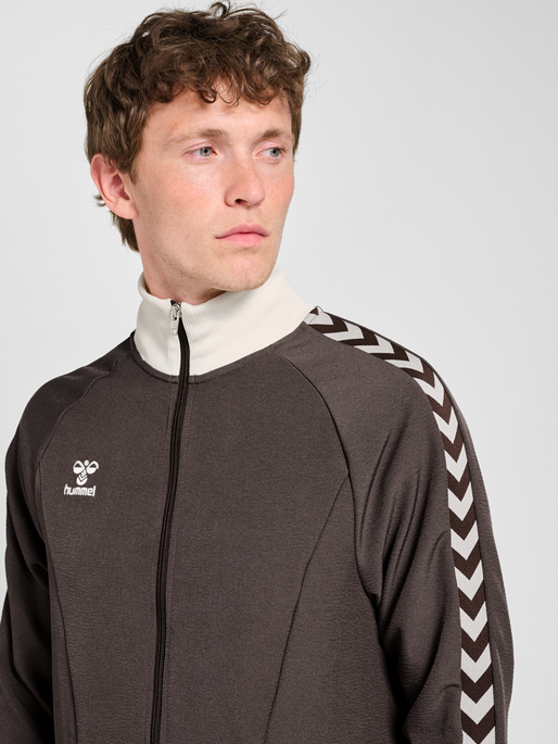 hmlROOT TRACK ZIP JACKET, CHOCOLATE BROWN, model