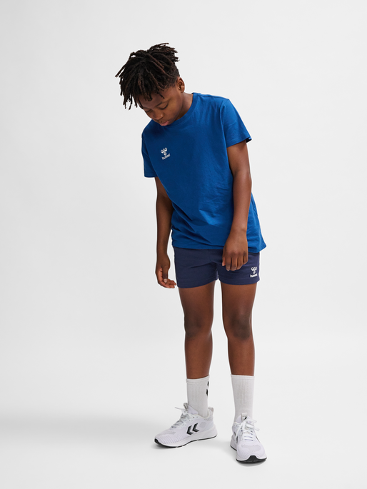 hmlGO 2.0 SWEATSHORTS KIDS, MARINE, model