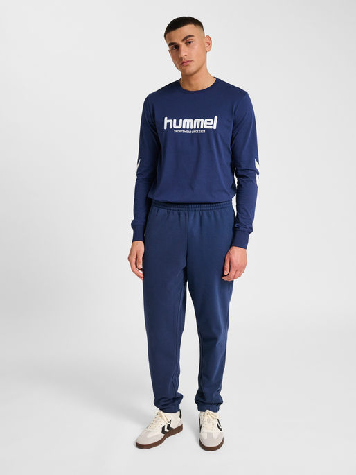 hmlLEGACY 2.0 SWEATPANTS, DRESS BLUES, model