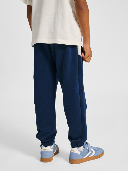 hmlJR LOOSE BLOCKED SWEATPANT, DRESS BLUES, model