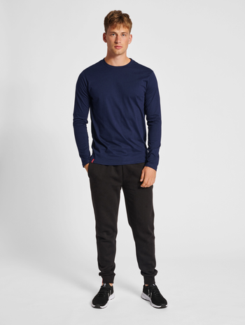 hmlRED HEAVY T-SHIRT L/S, MARINE, model