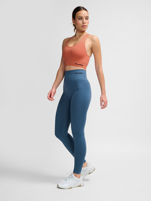 hmlTIF SEAMLESS SPORTS TOP, APRICOT BRANDY, model