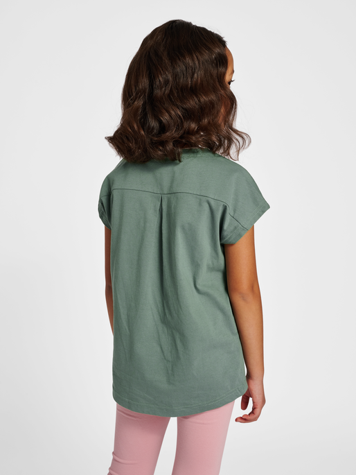 hmlDIEZ T-SHIRT S/S, LAUREL WREATH, model