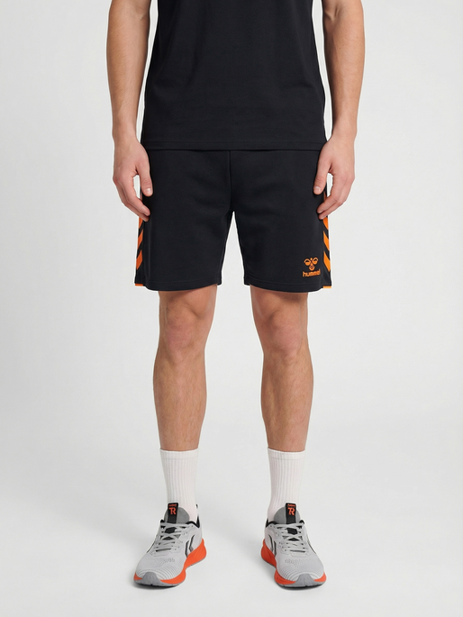 hmlCORE 2.0 SHORTS, BLACK/ORANGE TIGER, model