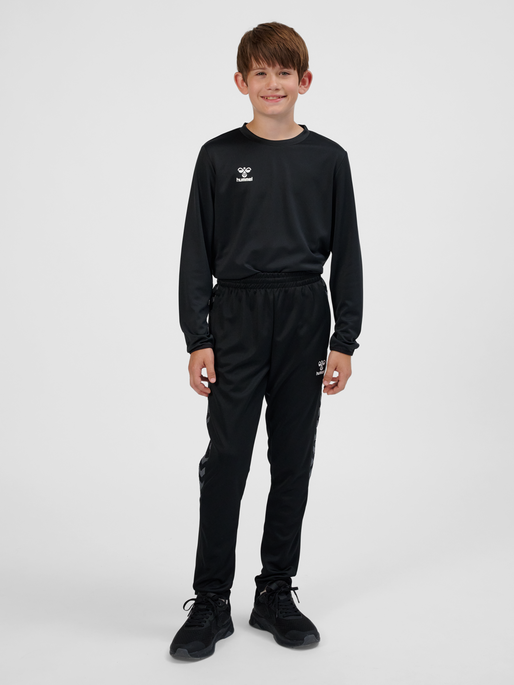 hmlAUTHENTIC TRAINING PANTS KIDS, BLACK, model