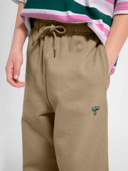 hmlJR JUMP BOXY SWEATPANTS, SILVER MINK, model