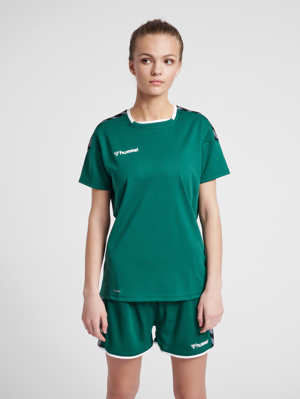 hmlAUTHENTIC POLY JERSEY WOMAN S/S, EVERGREEN, model