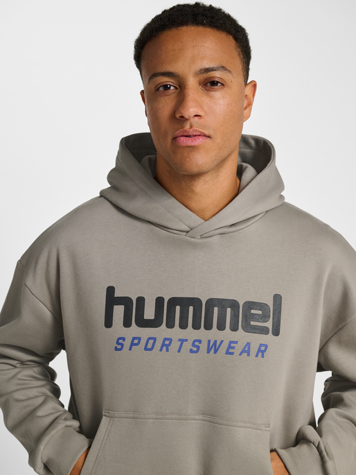 hmlBOXY HOODIE LOGO, ROCK RIDGE, model