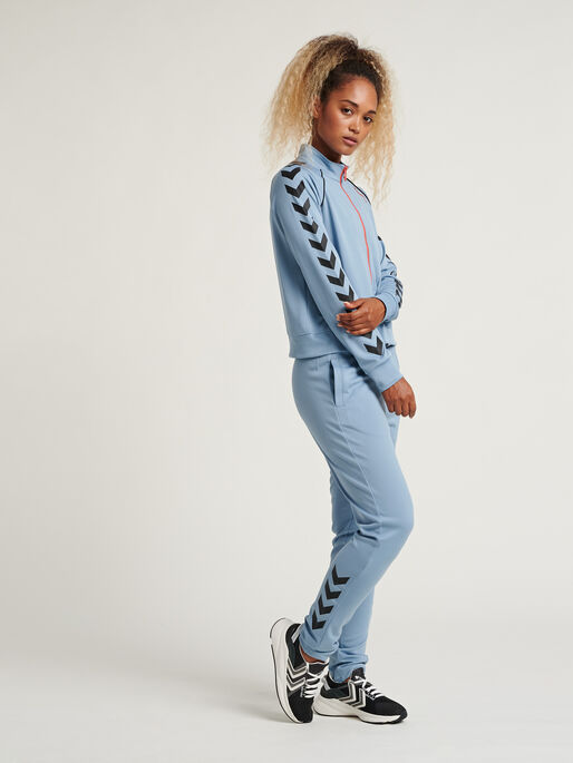 hmlZIBA SHORT ZIP JACKET, FADED DENIM, model