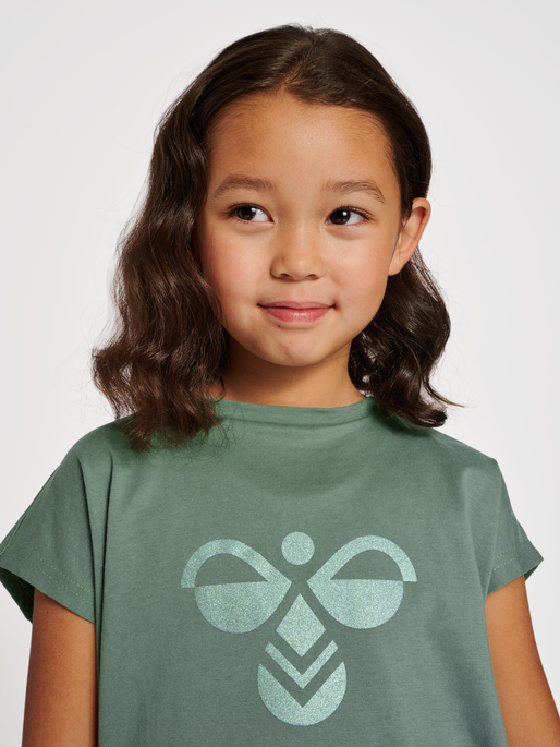 hmlDIEZ T-SHIRT S/S, LAUREL WREATH, model