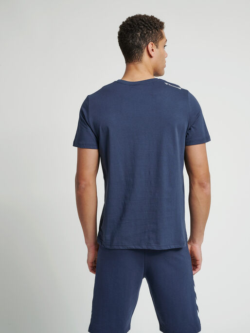 hmlMONTREAL T-SHIRT, BLUE NIGHTS, model