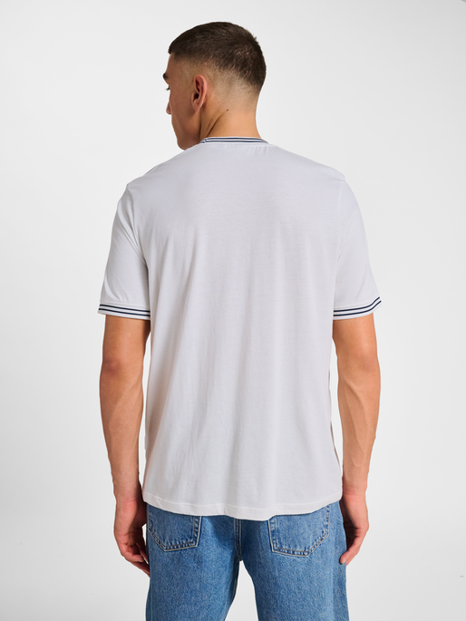 hmlPULSE RETRO T-SHIRT S/S, WHITE hmlPULSE RETRO T-SHIRT S/S, WHITE, model