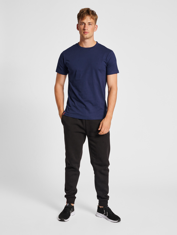 hmlRED HEAVY T-SHIRT S/S, MARINE, model