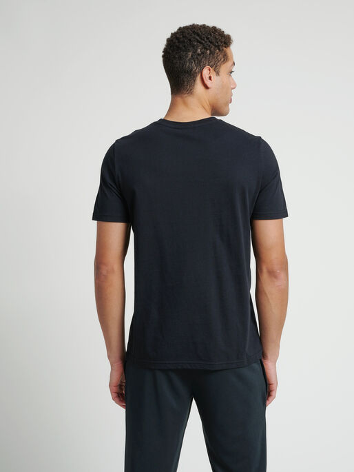 hmlVARSITY T-SHIRT, BLACK, model