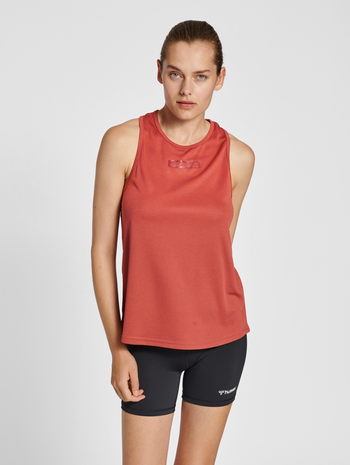 hmlTE TOLA TANKTOP, APPLE BUTTER, model