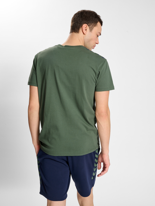 hmlSTALTIC COTTON T-SHIRT S/S, DUCK GREEN, model