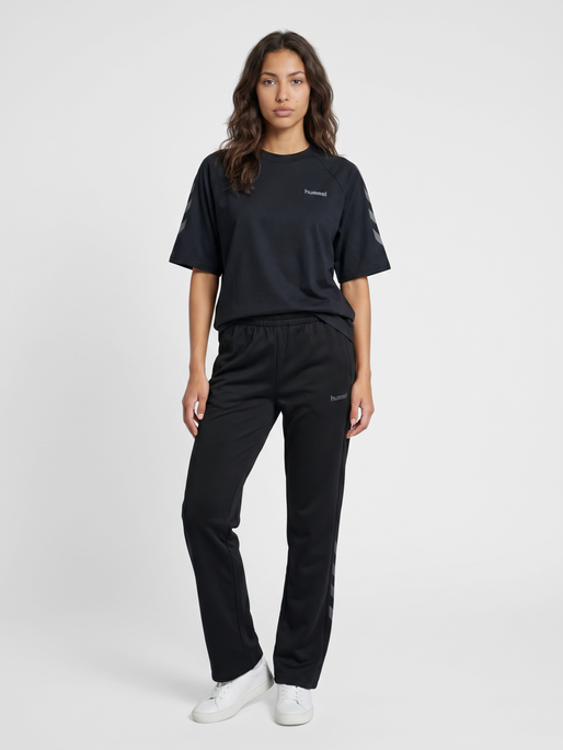 hmlKEEPER CHEVRON W T-SHIRT S/S, BLACK, model