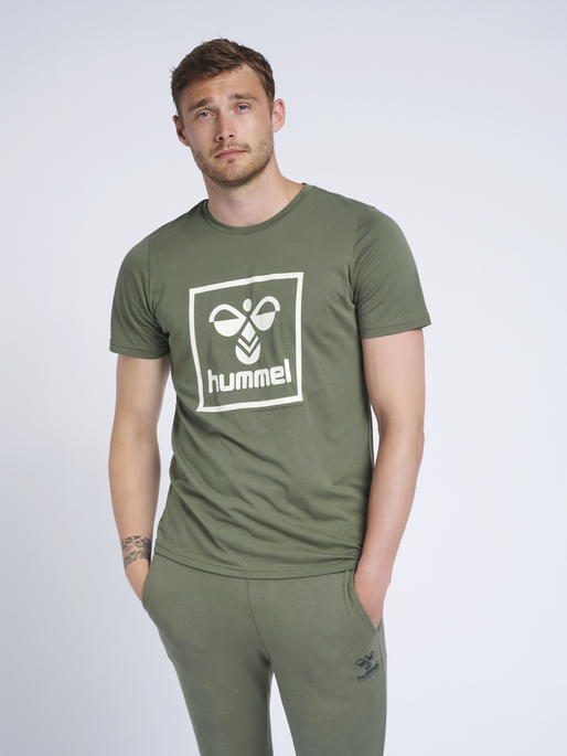 hmlISAM T-SHIRT, BEETLE, model
