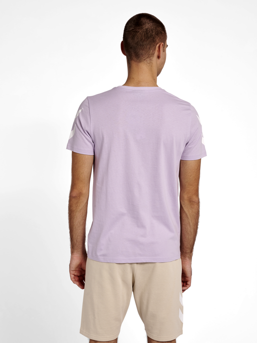 hmlLEGACY CHEVRON T-SHIRT, PASTEL LILAC, model