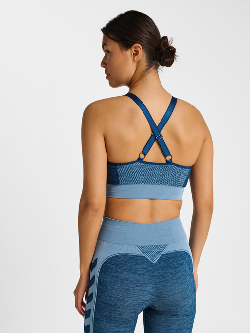hmlCLEA SEAMLESS  SPORTS TOP, NAVY PEONY/FADED DENIM, model
