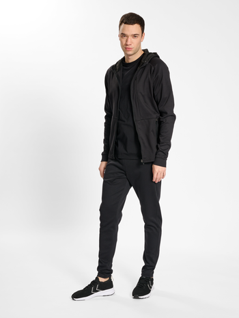 hmlMT INTERVAL TAPERED PANTS, BLACK, model