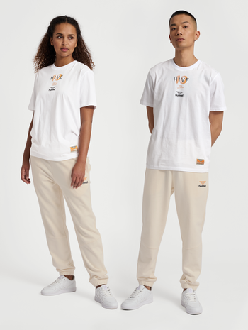 hmlHIVE AIDEN T-SHIRT, WHITE, model