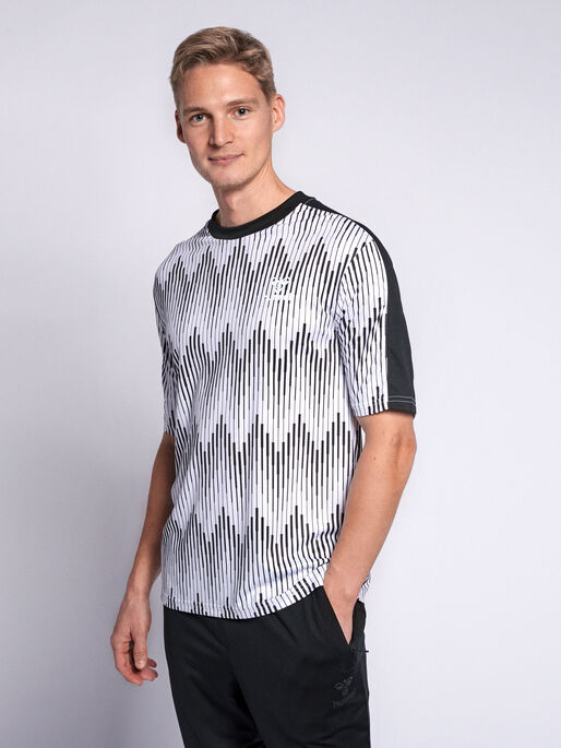 hmlBLAZE T-SHIRT S/S, WHITE, model
