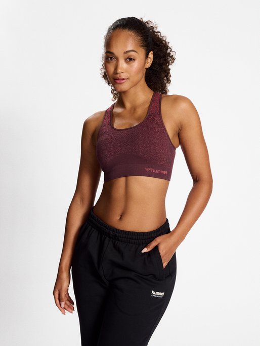 hmlMT FADE SEAMLESS SPORTS TOP, BITTER CHOCOLATE, model