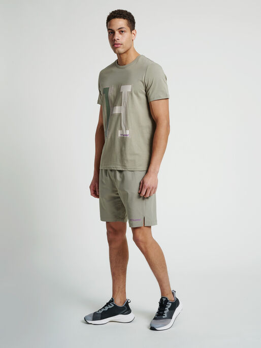 hmlLANEWAY T-SHIRT, VETIVER, model