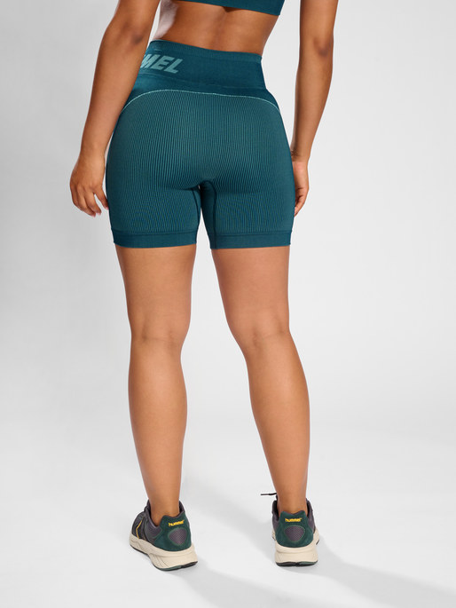 hmlTE CHRISTEL SEAMLESS SHORTS, DEEP TEAL, model