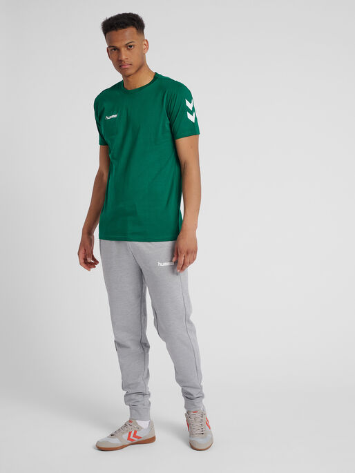 HMLGO COTTON T-SHIRT S/S, EVERGREEN, model