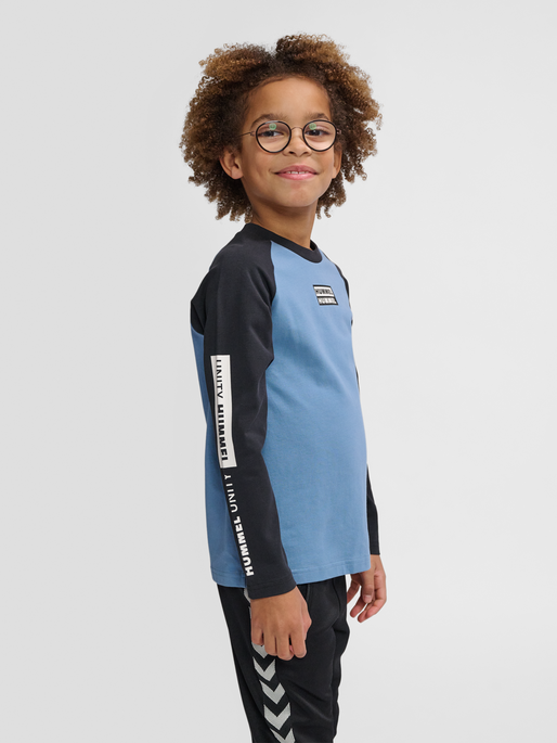 hmlUNITY T-SHIRT L/S, CORONET BLUE, model