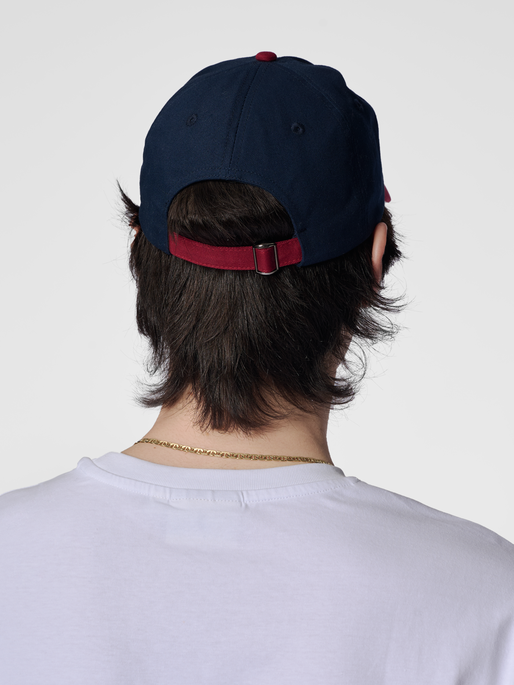hmlBASEBALL CAP HUMMEL BEE, DRESS BLUES, model