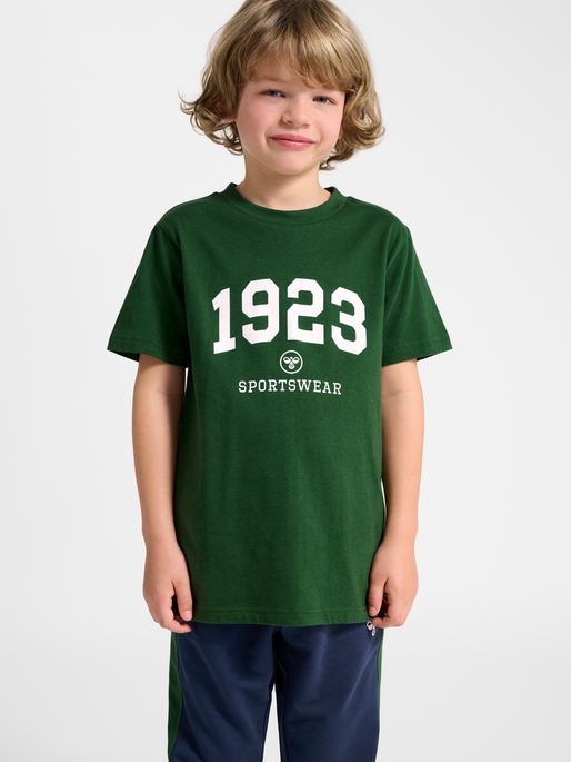hmlJR GRAPHIC 1923 T-SHIRT S/S, DARK GREEN, model