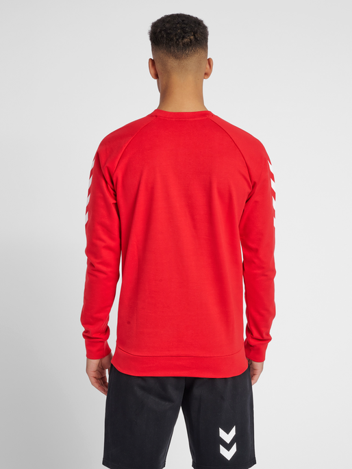 HUMMEL GO COTTON SWEATSHIRT, TRUE RED, model